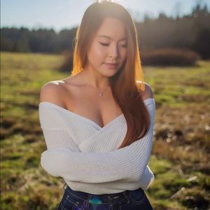 Beautiful white v neck cropped sweater